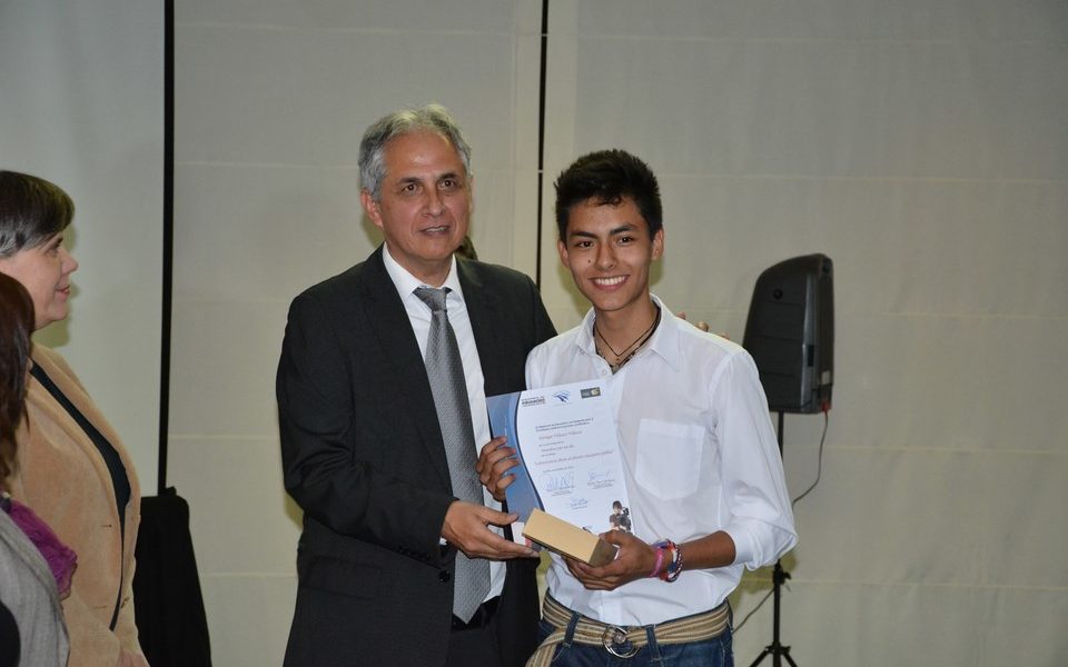 Presentación de manual para maestros y premiación a estudiantes cierra actividades de la gestión 2014