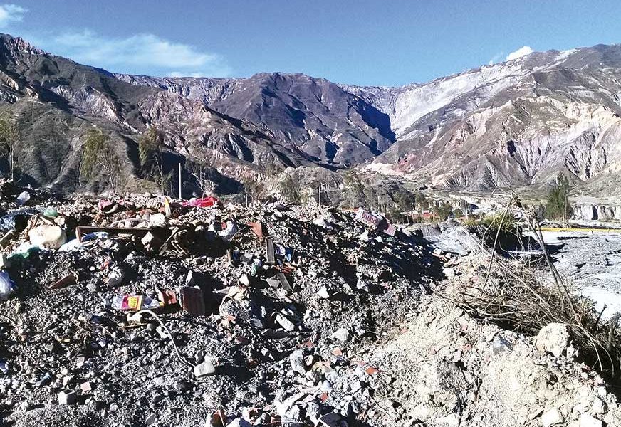 Mecapaca se llena de los desechos de las construcciones