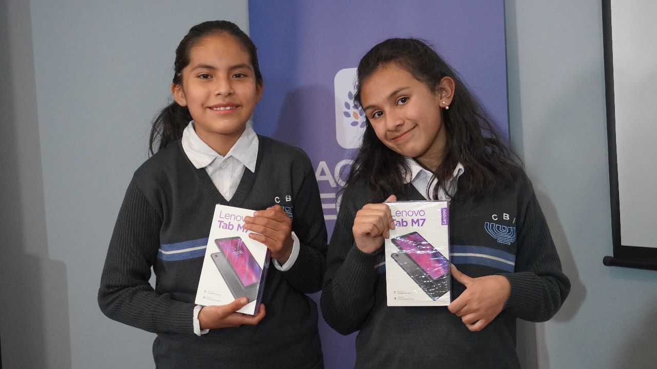 Renata Gascón y Aby Calle, ganadoras del concurso “La entrevista que siempre soñé”, reciben unas tabletas como recompensa por su trabajo